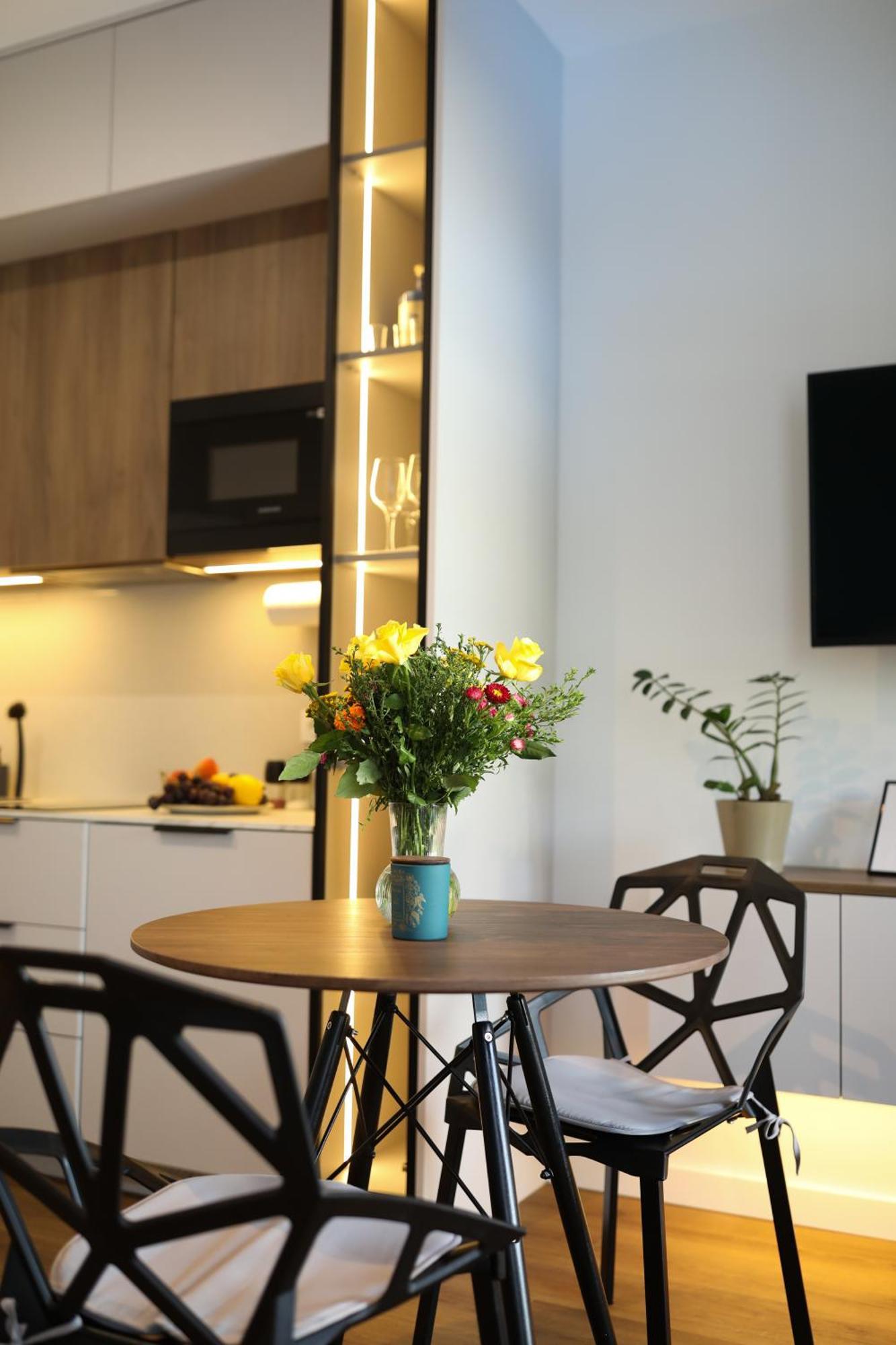 Zdziechowskiego With Parking And Ac, Mokotow Apartment *